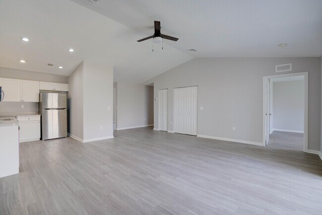 Building Photo - 9240 Roan Ln