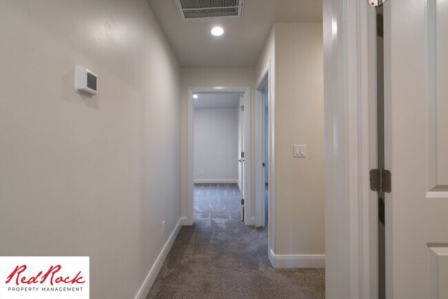 Building Photo - Modern Townhome in Desirable Hurricane Hei...