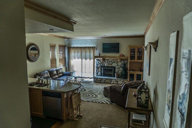 Building Photo - 1 Bedroom Centrally Located Summer Rental