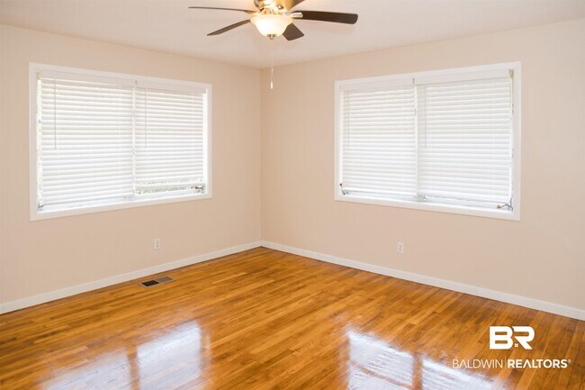 Building Photo - 7099 Pinehill Rd