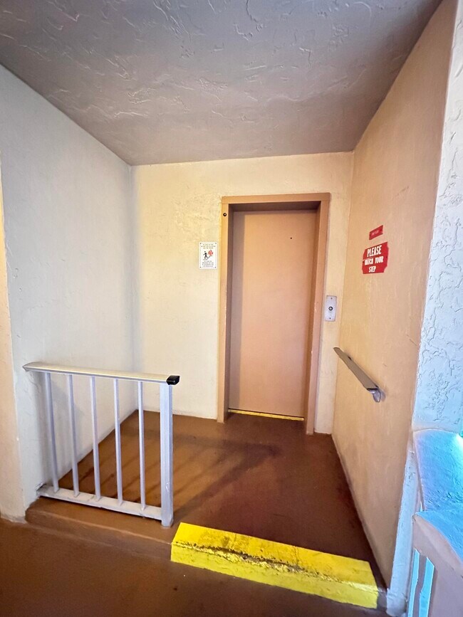 Building Photo - 600 Village Green Ct