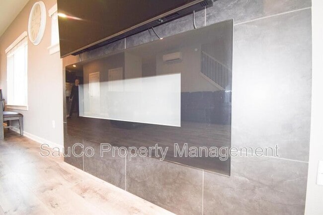 Building Photo - 445 NE Tork Pl