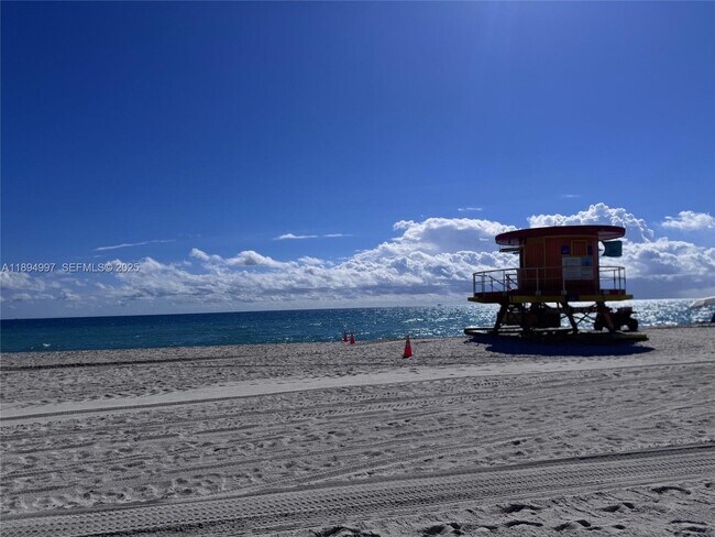 Building Photo - 6061 Collins Ave