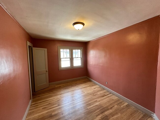 Building Photo - 1119 Alexander St SE