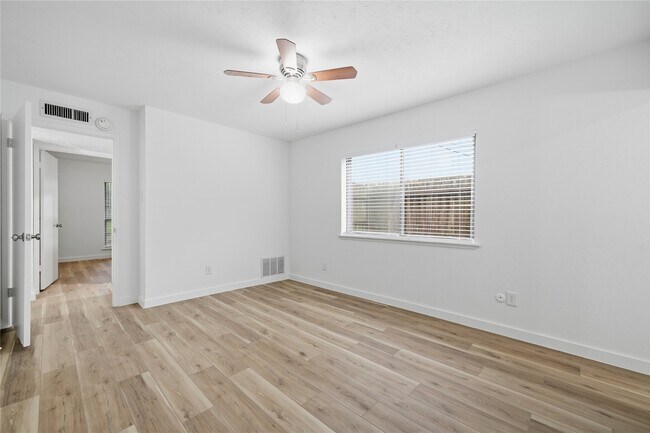 Building Photo - 2126 Quail Valley E Dr