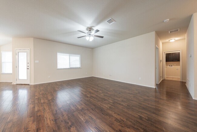 Building Photo - Spacious 3-Bedroom, 2-Bath Home in Lake Po...