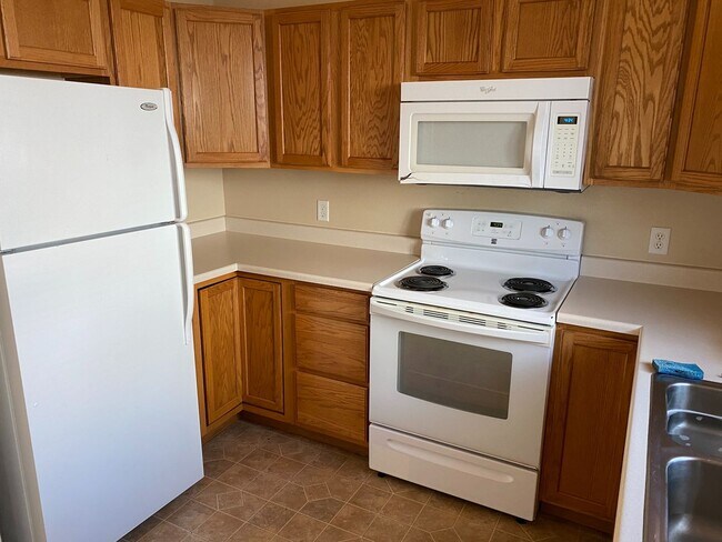 Building Photo - 4 Bed 2 Ba Home- Walking Distance to Emily Dickinson Elementary