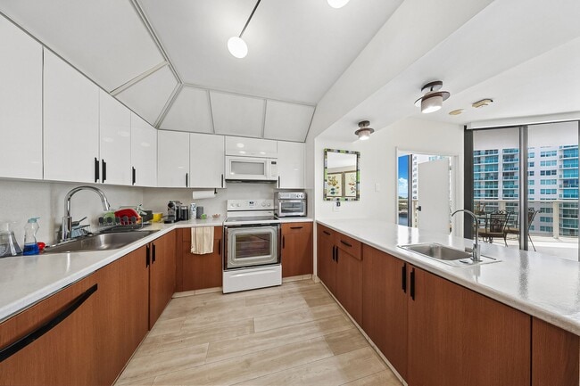 Building Photo - 20281 E Country Club Dr