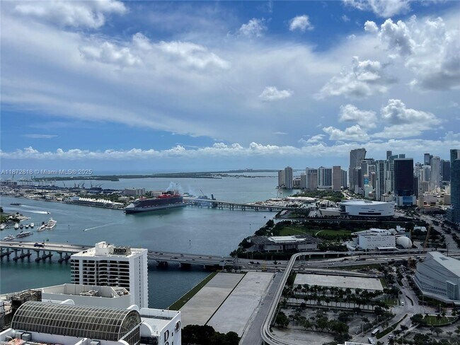 Primary Photo - 1750 N Bayshore Dr