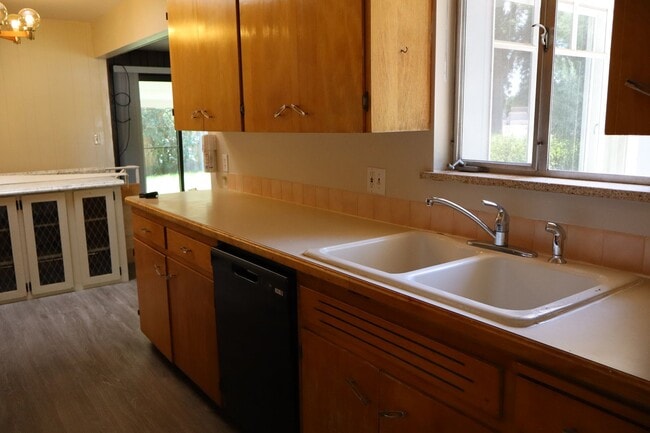 Building Photo - Spacious 3 Bedroom Home with Finished Base...