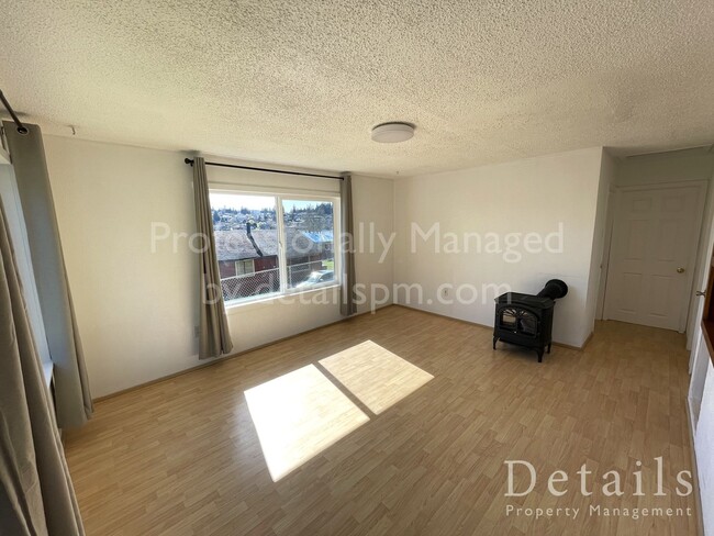 Building Photo - 116 Oak St