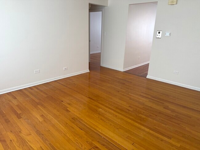 Building Photo - 8300 W Forest Preserve Dr