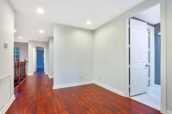 Building Photo - 1904 Flower Dr