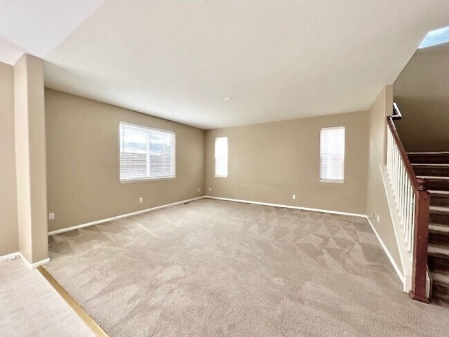 Building Photo - FABULOUS 4 BEDROOM HOME IN EASTVIEW ESTATES!!
