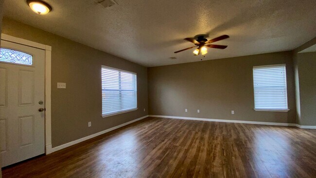 Building Photo - Beautiful Home in Established Neighborhood