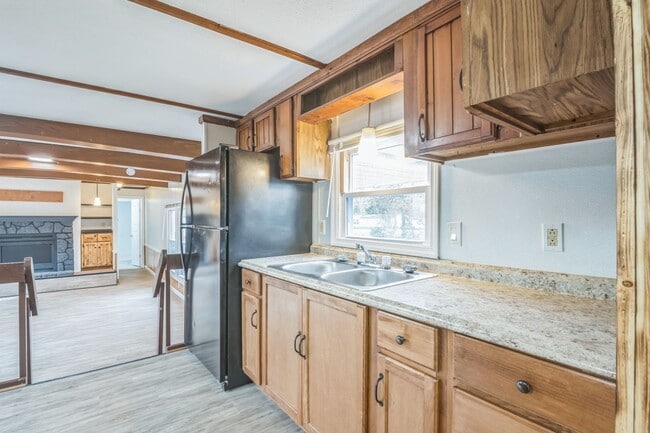 Building Photo - Updated 2 bedroom 2 bath Home in Laurel La...