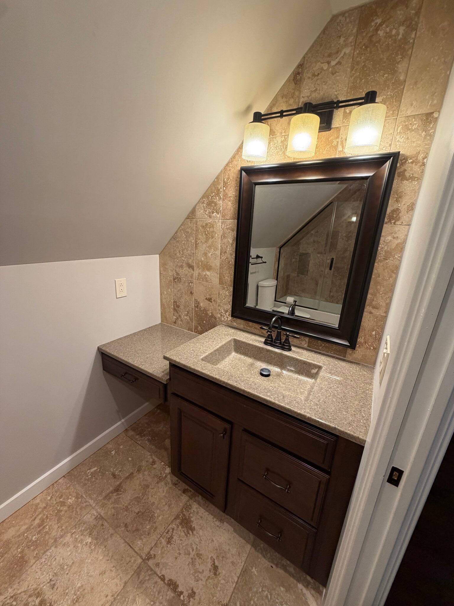 Hall Bath - 704 Briarwood Ter