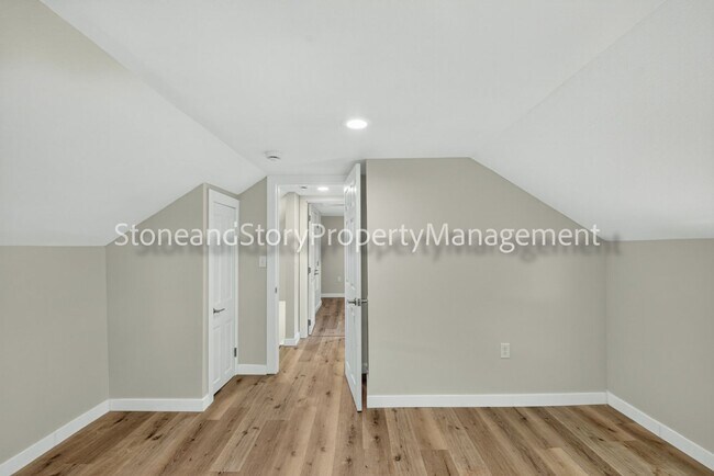 Building Photo - 414 NE Grattan St