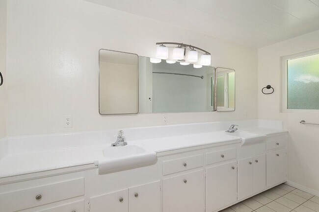 Building Photo - 279 Starlight Crest Dr