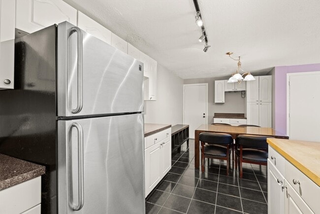 Building Photo - 685 Oak St