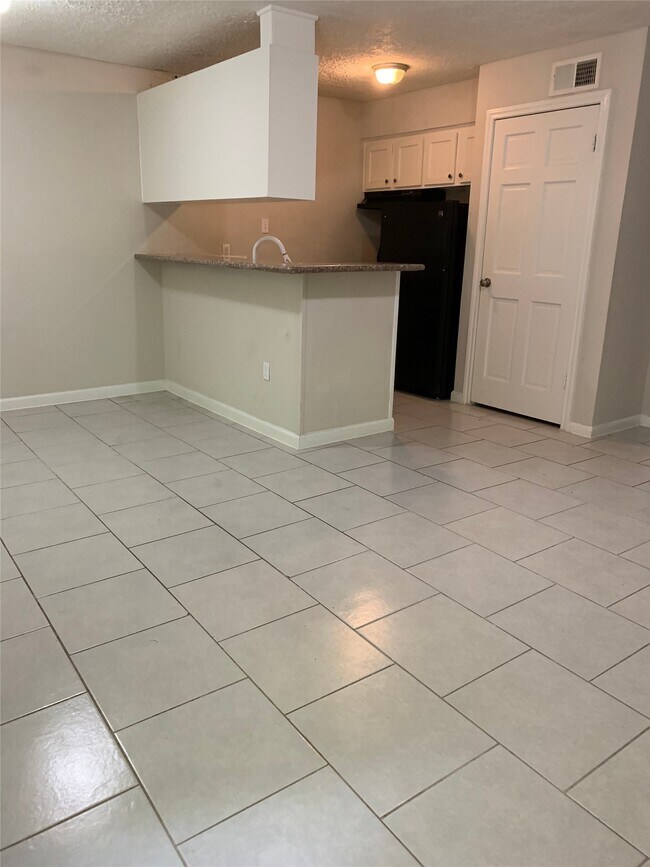 Building Photo - 6519 Sloan St