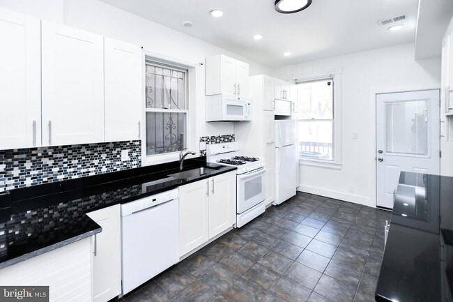 Building Photo - 104 R St NE