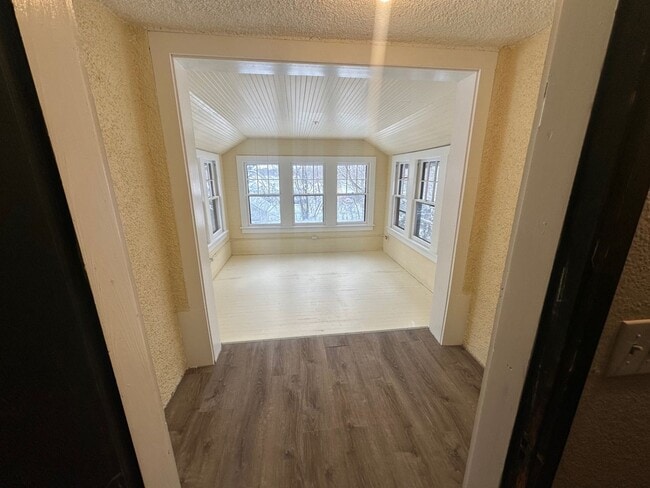 Building Photo - Large Historic 3 Bed House,