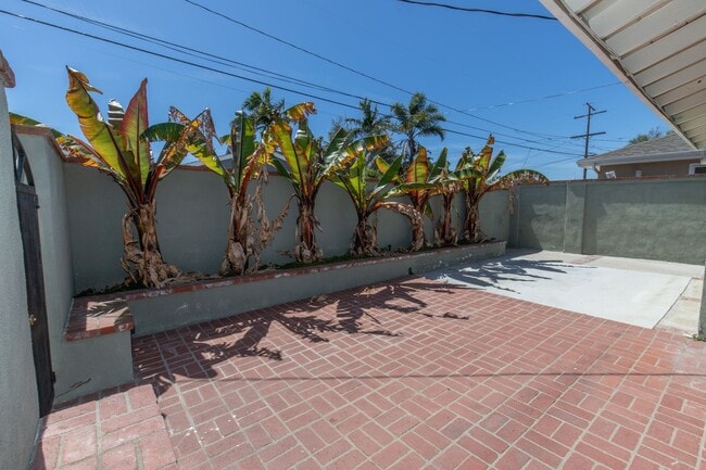 Building Photo - East Side Costa Mesa - 2Bed + Bonus Room