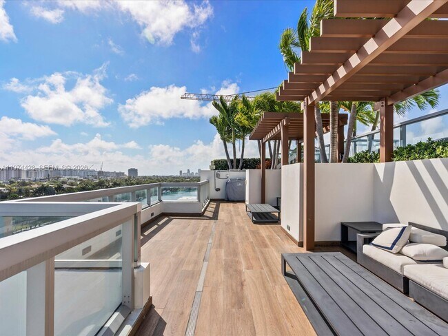 Building Photo - 9521 E Bay Harbor Dr