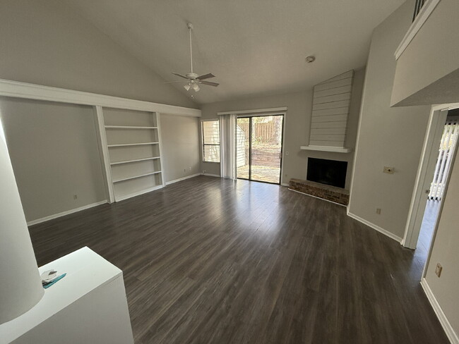 Building Photo - FOR RENT:  3 BEDROOM 2.5 BATHROOM TOWNHOME...