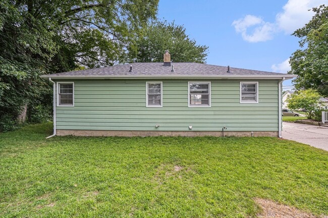 Building Photo - AVAILABLE IN AUGUST! 3 Bedroom, 1 Bath Sin...