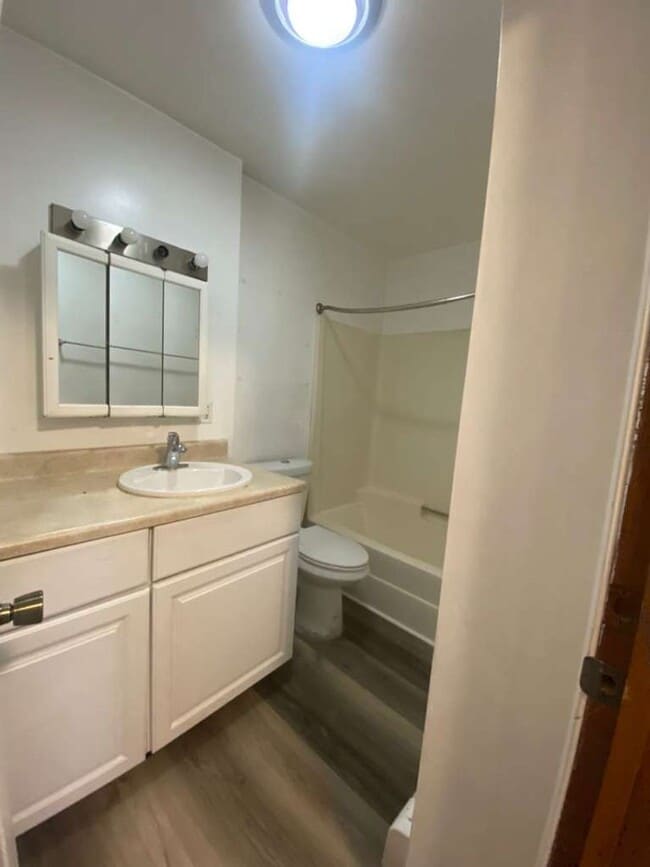 Building Photo - 604 2nd St