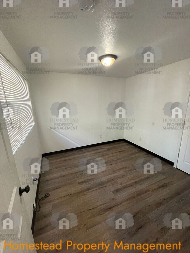 Building Photo - 595