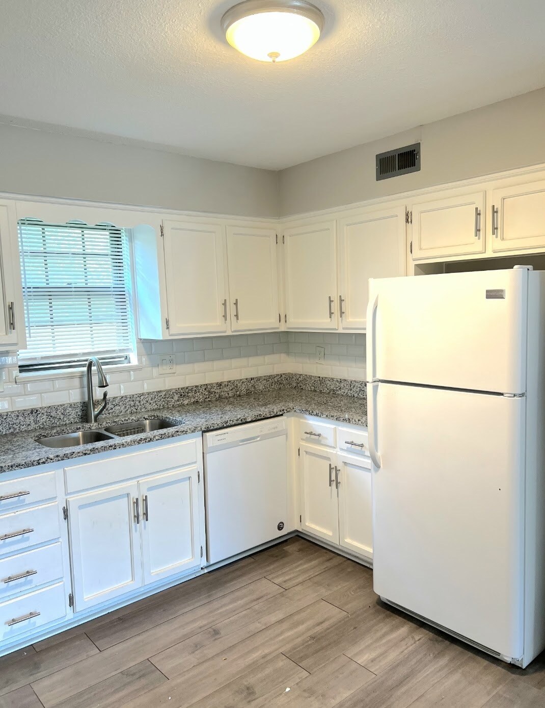 Building Photo - 800 NE Ball Dr