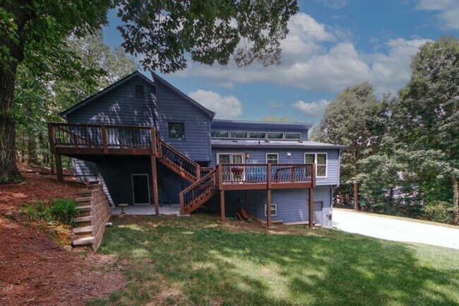 Building Photo - 930 Mountain Top Dr NE