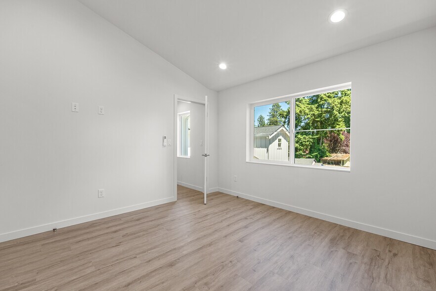 Building Photo - 2544 NE 143rd St