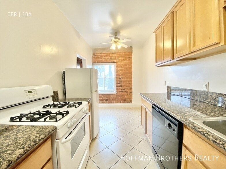 Building Photo - 800 N Las Palmas Ave