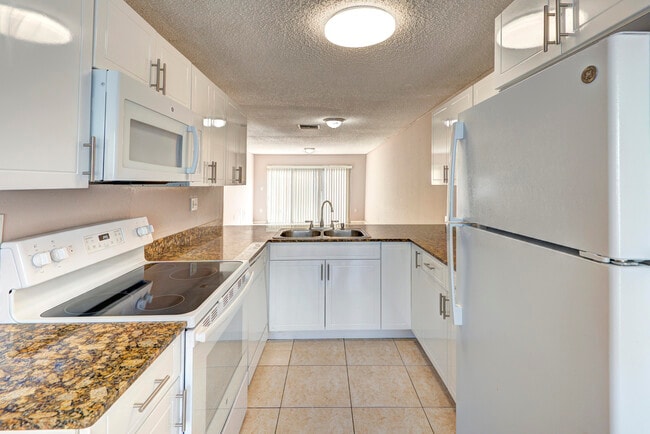 Building Photo - 858 Crystal Lake Dr