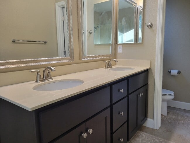 Building Photo - 1618 Oak St