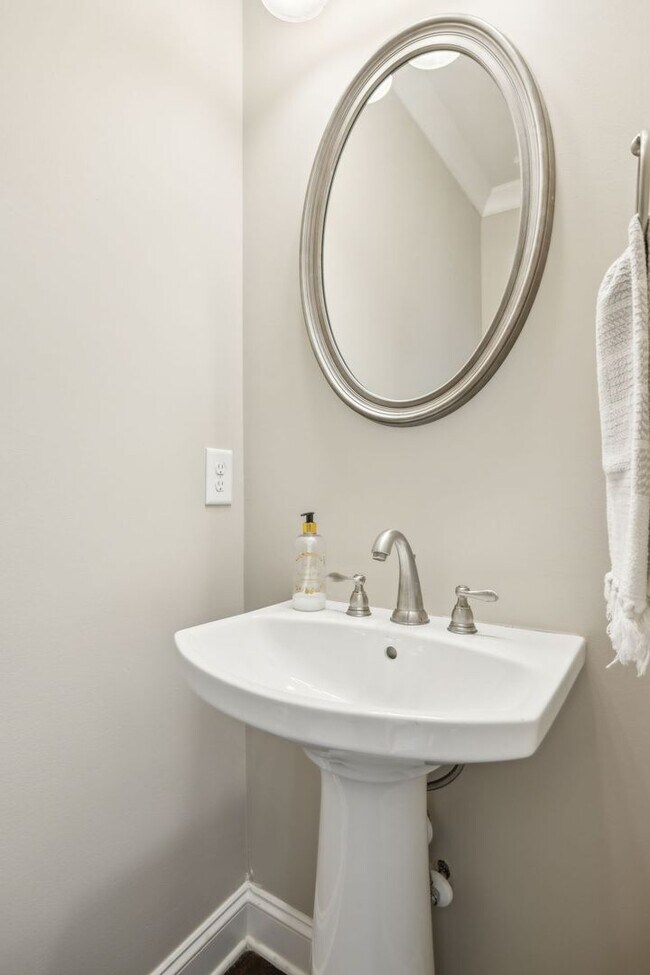 Building Photo - 3 BR/2.5 BA Luxury Townhome