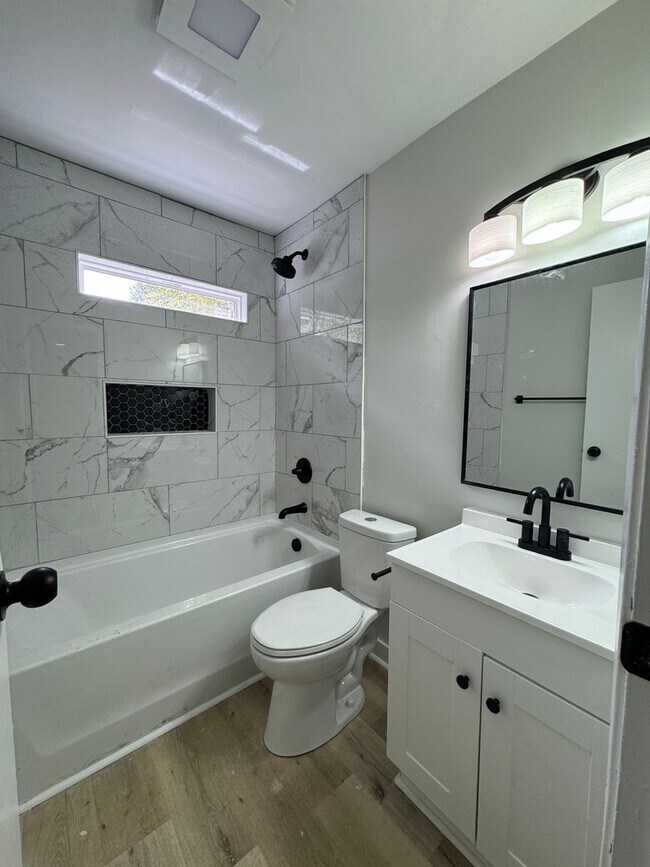 Building Photo - $2,195/month | 4 Bed | 2.5 Bath | 2,046 Sq Ft