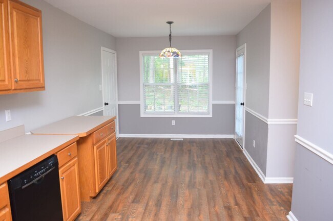 Building Photo - Spacious and Cozy 3-Bedroom Home in a Grea...