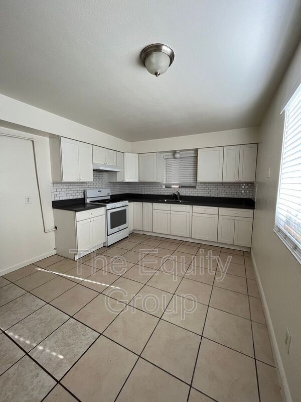 Building Photo - 524 S Encina St
