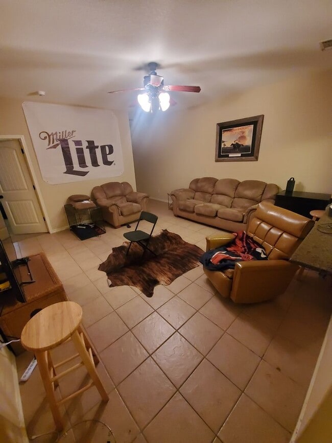 Building Photo - College Station - 3 bedrooms / 3 Baths Townhome in the Barracks!