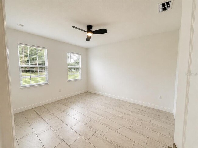 Building Photo - 2741 W Rutland Dr