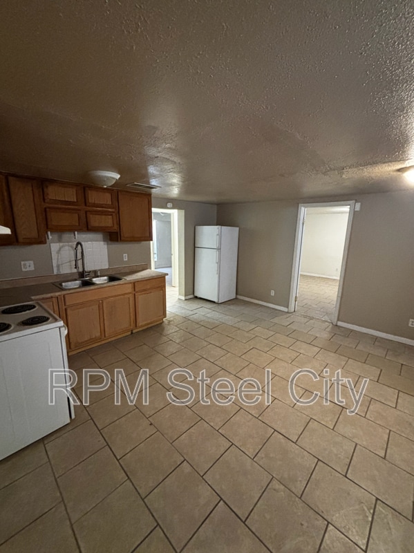 Building Photo - 511 W 12th St