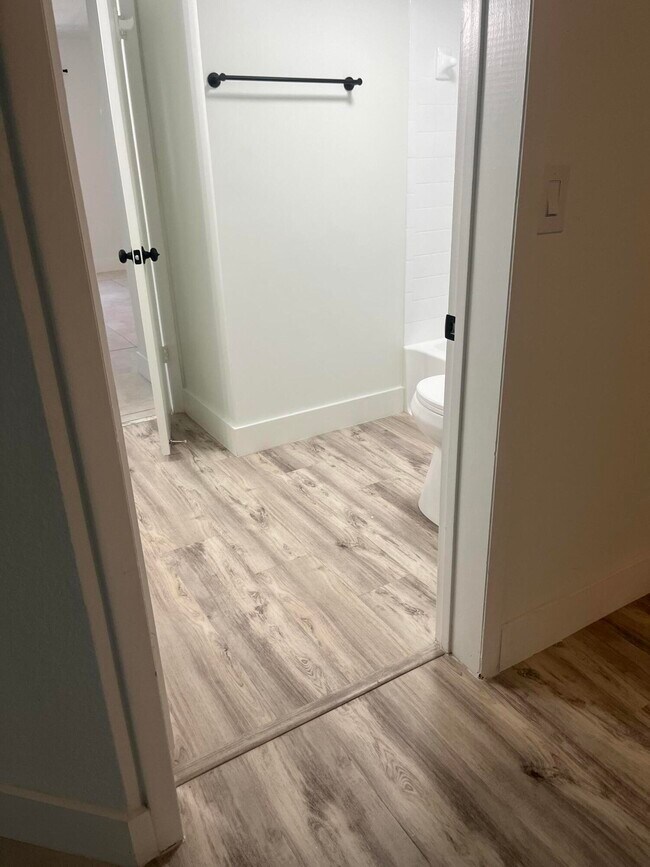 Building Photo - 2831 N Oakland Forest Dr