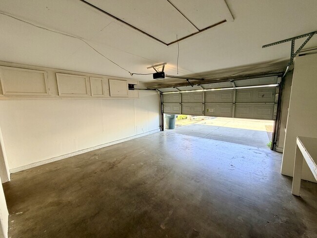 Building Photo - 2036 Orchard Dr