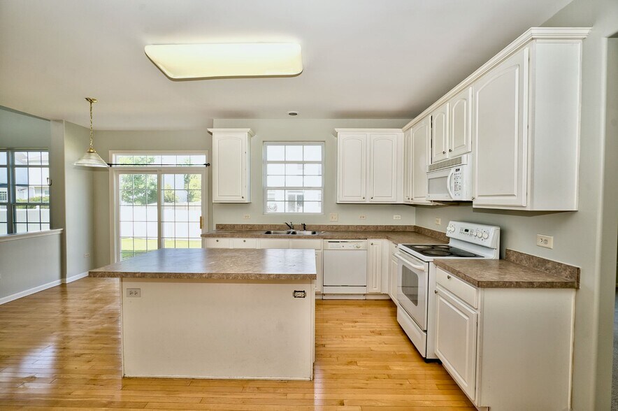 Building Photo - 447 Cardinal Ln