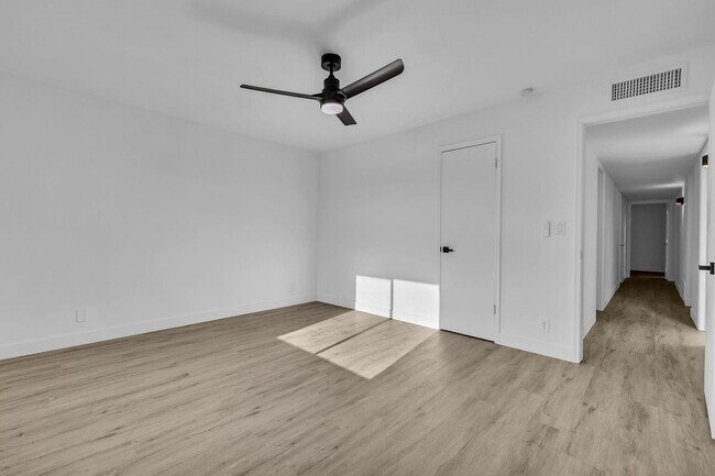 Building Photo - ASU 5 BEDROOM/ 2 BATH WITH POOL!!